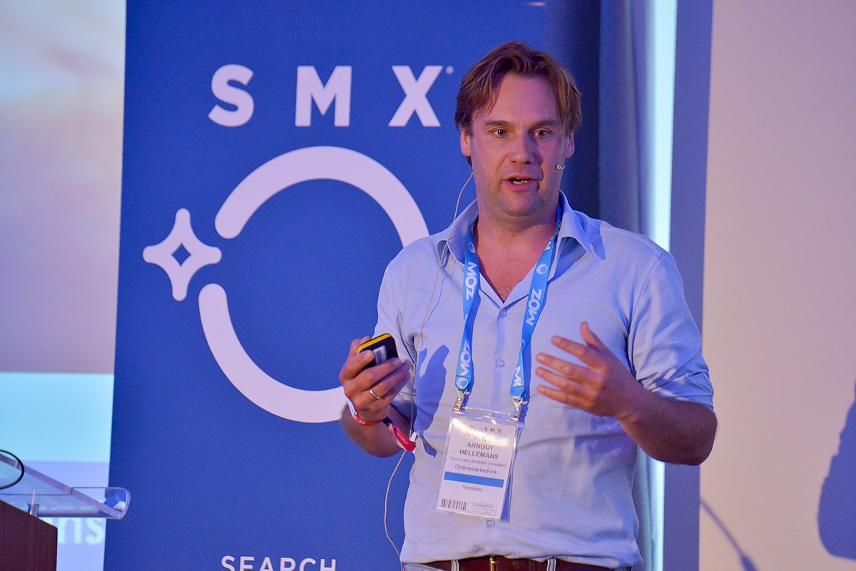 1200px-Arnout_Hellemans_speaking_at_SMX_London